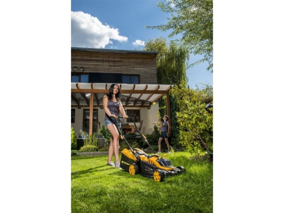 Akumulátorová travní sekačka + 2x 4Ah baterie + 2x nabíječka 20 V Riwall PRO RALM 3820 SET
