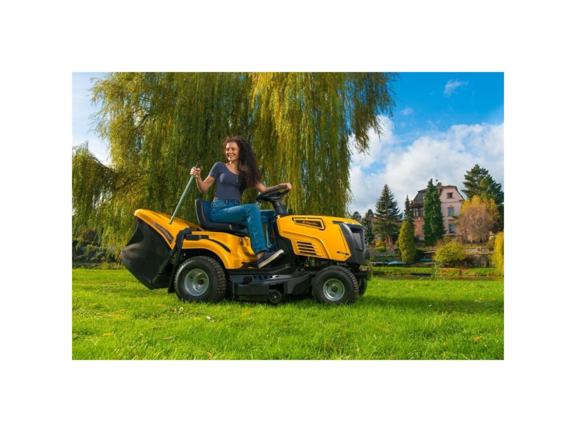 Travní traktor 92 cm se zadním výhozem a hydrostatickou převodovkou Riwall PRO RLT 92 HRD
