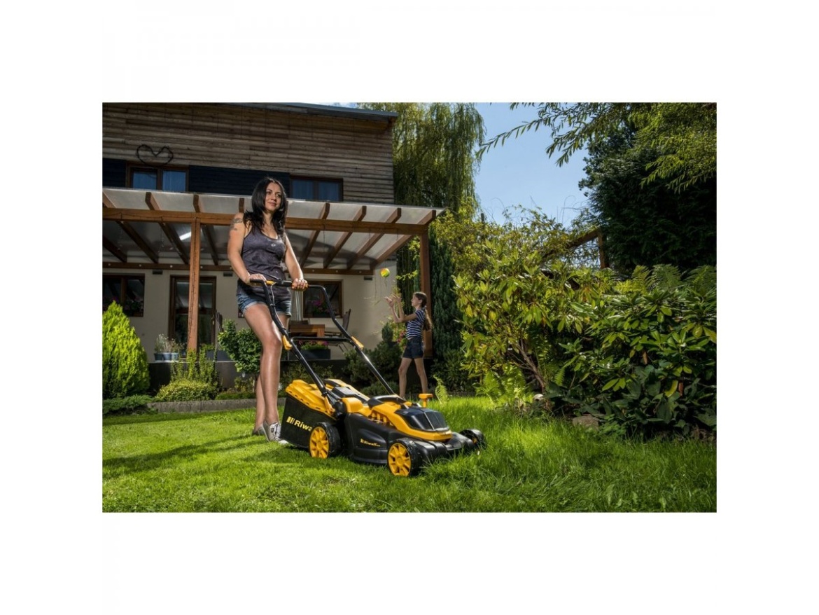 Akumulátorová travní sekačka + 2x 4Ah baterie + 2x nabíječka 20 V Riwall PRO RALM 3820 SET